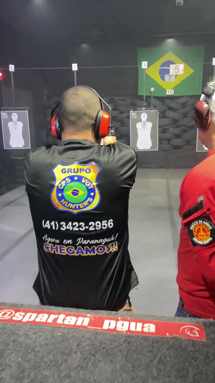 Aluno em treinamento de tiro no estande do Grupo CPS Hunter's VGT